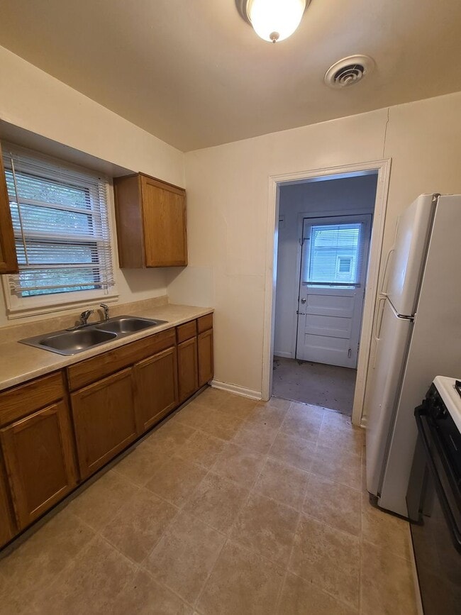 Building Photo - 2 Bedroom Single Family Home Pet Friendly