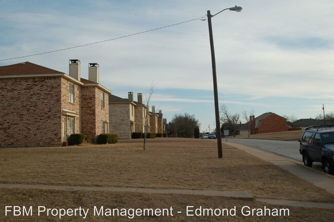 Building Photo - 828 Red Bud Dr