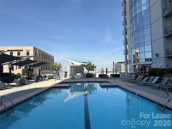 Foto del edificio - 333 W Trade St