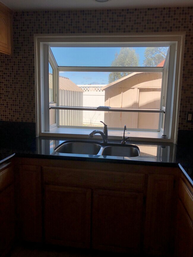bay window - 1938 Chaumont Pl
