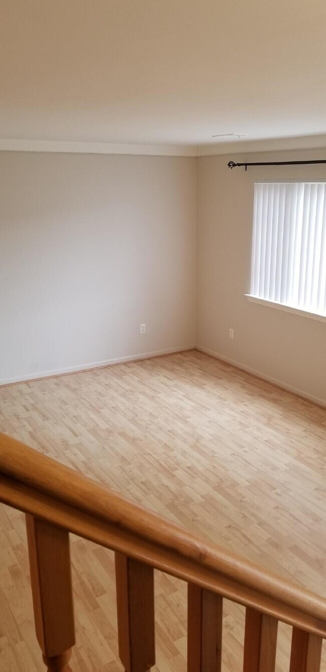 Foto del edificio - 2 Bedroom, 1.5 Bath Townhouse w/ Garage & Huge Master Bedroom. Full Sized Washer & Dryer In Unit.