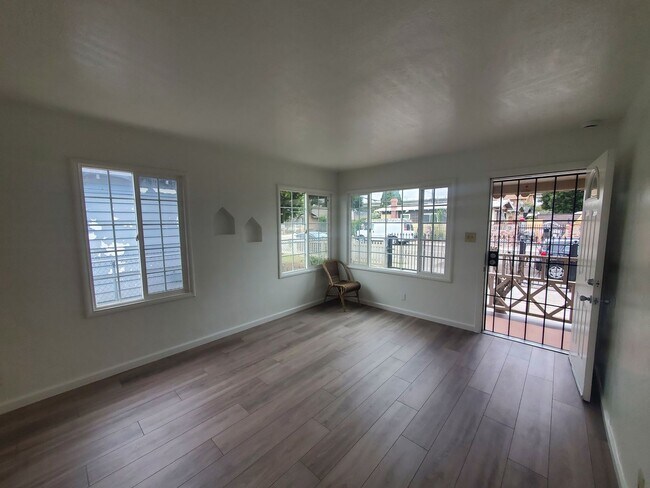 Building Photo - Gated & Spacious 2 Bed/1Bath Home W/ Yard ...