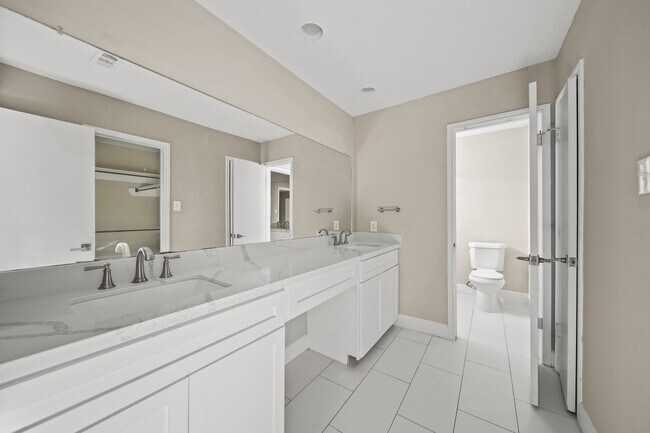 Foto del edificio - 7010 Pembrough Ln