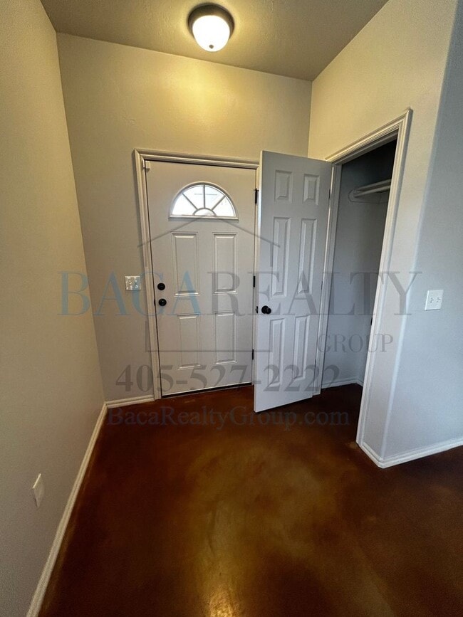 Building Photo - 3br 2ba duplex with 2 car garage!