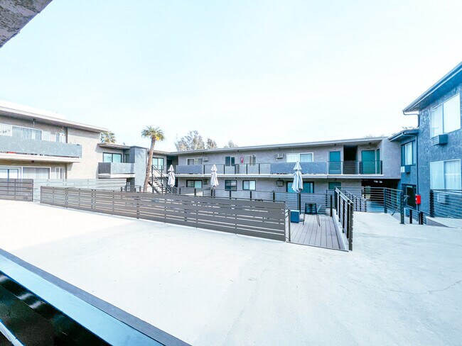 Foto del edificio - 10740 Woodbine St