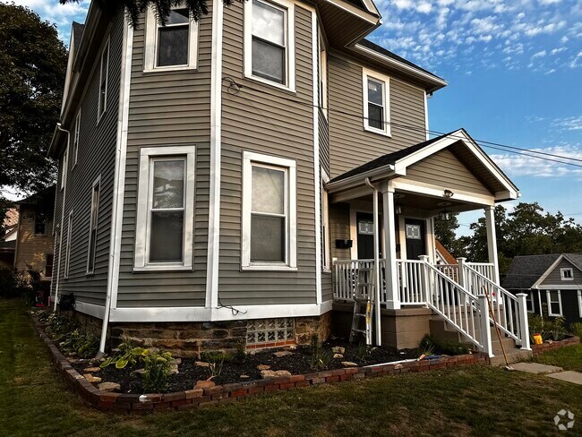 Building Photo - 202 Oak St