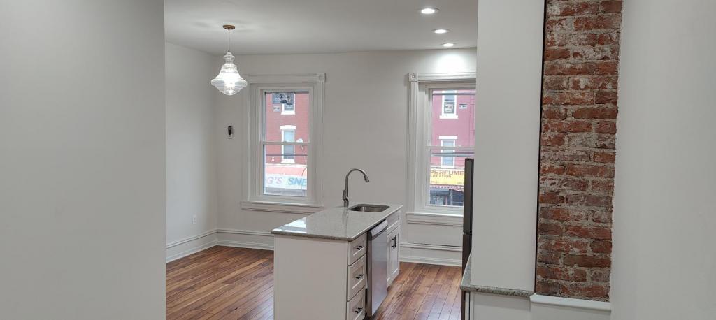 Primary Photo - 2728 W Girard Ave