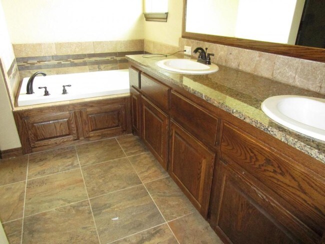 Building Photo - 506 Lantana