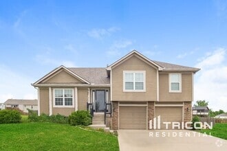 Building Photo - 410 SW Cross Creek Dr
