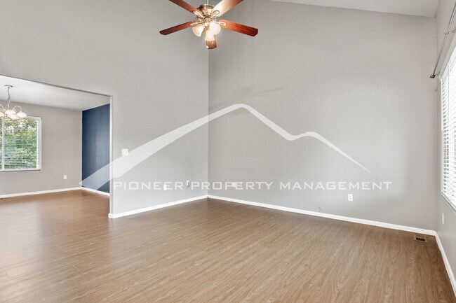 Foto del edificio - Spacious 4-Bed, 3.5-Bath Home with Walkout Basement, Oversized Deck enclosed yard, AC and 2-Car G...