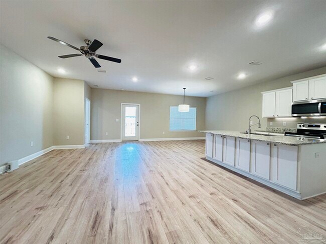 Foto del edificio - 7773 Burnside Lp