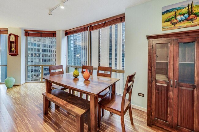Foto del edificio - 222 N Columbus Dr