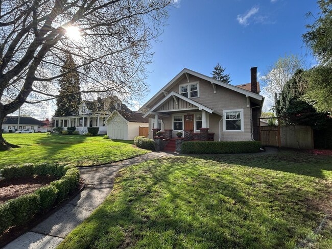 Building Photo - Amazing Puyallup Craftsman Available NOW