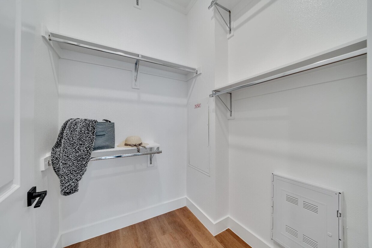 Foto principal - 1601 Mustang Dr