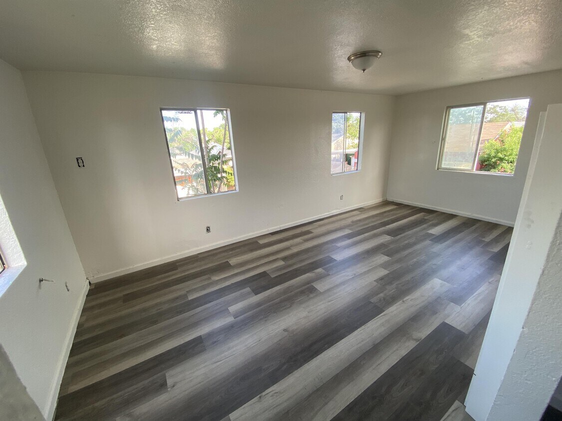 Building Photo - 1629 Tenaya Dr