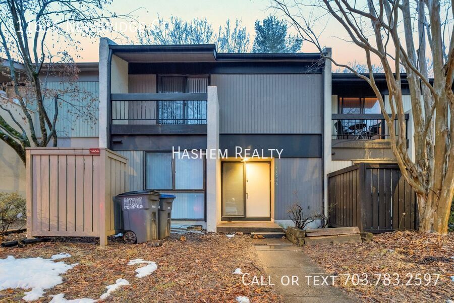 Primary Photo - Remodeled townhouse! Spacious, located in ...