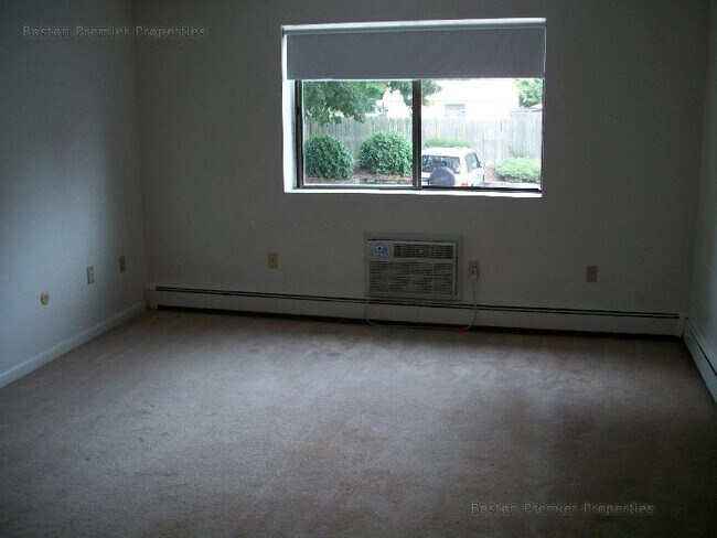 Building Photo - 362 Centre St