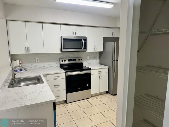 Foto del edificio - 5701 Riverside Dr