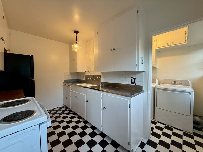 Building Photo - 5560 Village Grn