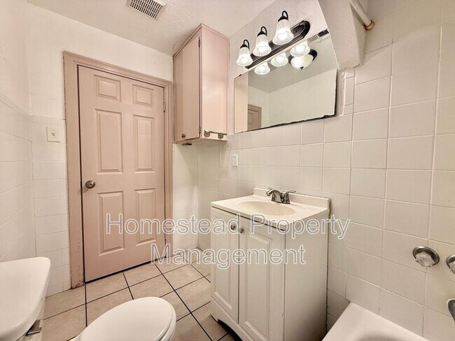 Building Photo - 800 SW 28th St