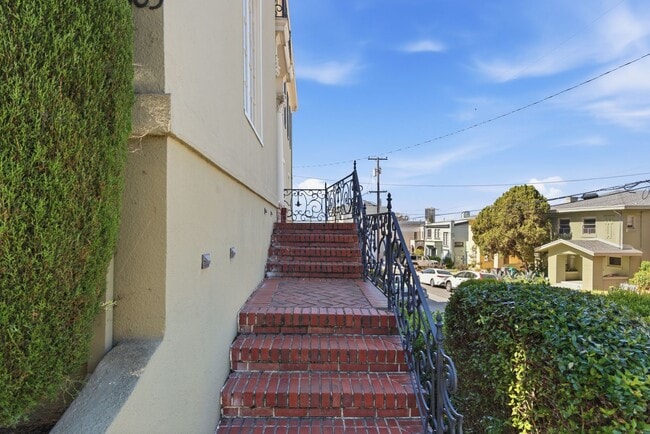Building Photo - 501-503 Mandana Blvd