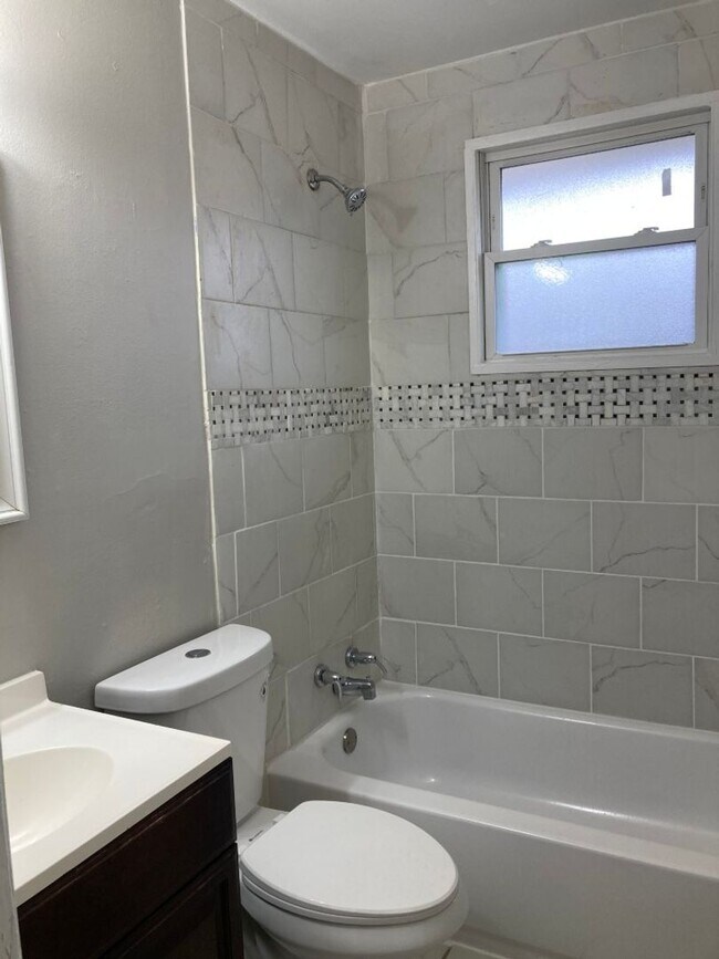 Foto del edificio - West Nashville 3BR Duplex - Free Rent