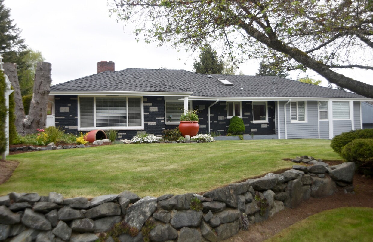 Primary Photo - Updated 3 Bed 2 Bath Rambler with Bonus Room