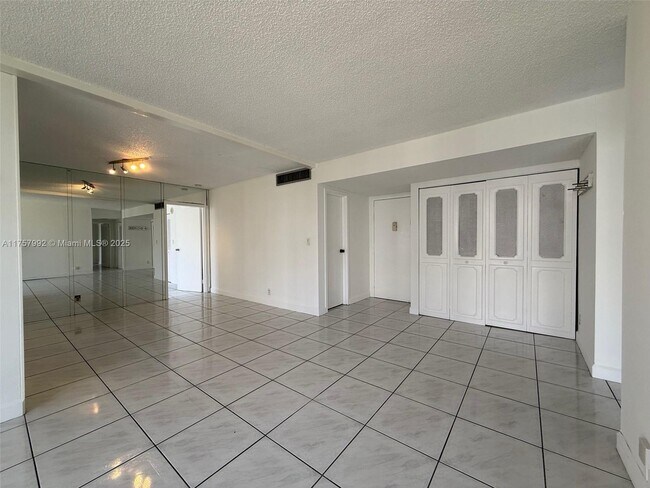 Building Photo - 17011 N Bay Rd