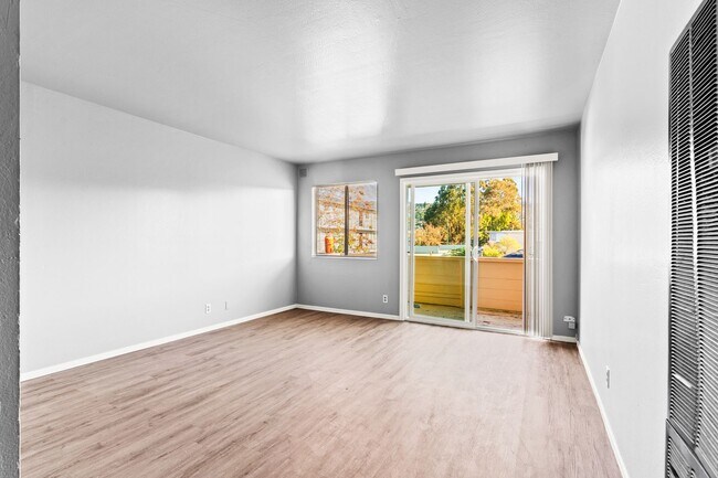 Foto del edificio - Utilities Included! Fully Renovated 2 Bed w/ Private Balcony & Included Parking