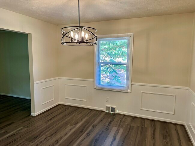 Building Photo - 1633 Gayle Dr