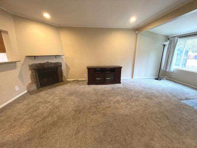 Building Photo - 3 Bedroom Home with Bonus Room in Redwood ...