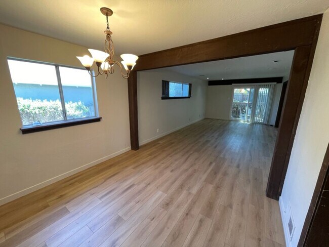 Foto del edificio - 3BD 1 BA Home in San Carlos with large bac...