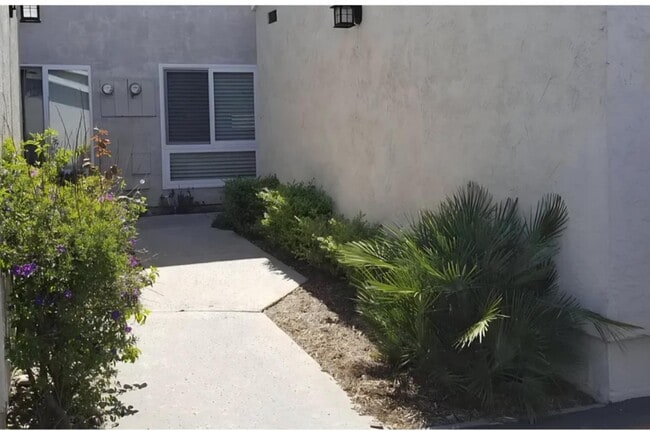 entry - 44553 La Paz Rd
