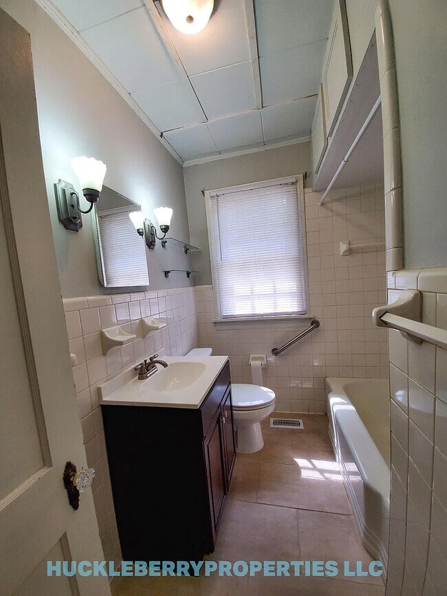 Building Photo - 2032 Edgar St