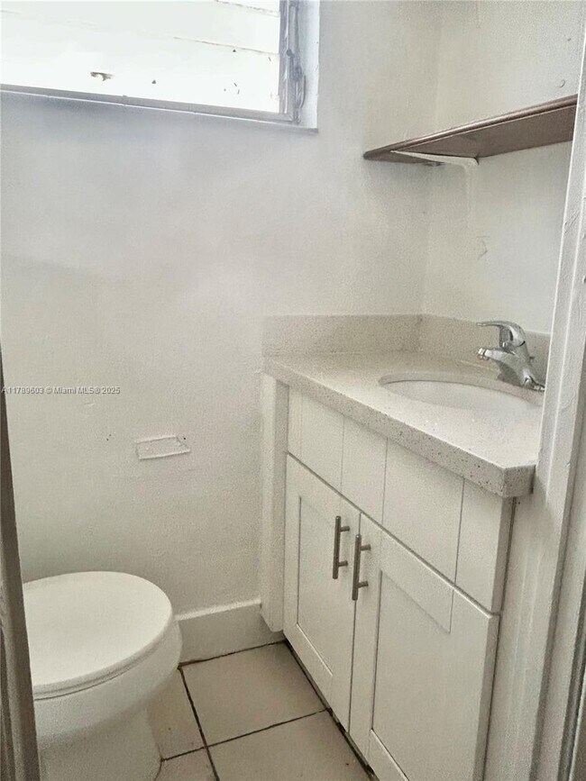 Building Photo - 3 bedroom in Hollywood FL 33020