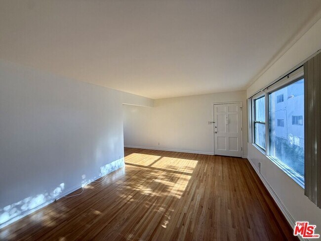 Foto del edificio - 14944 Dickens St