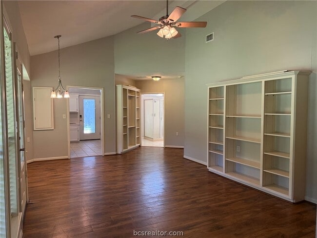 Building Photo - 6015 Los Robles Dr