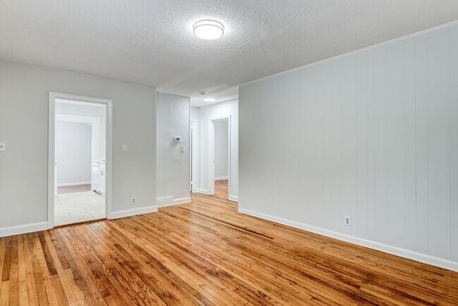 Building Photo - 2 Bed, 2 Bath in the Garden Homes neighborhood of Greensboro!