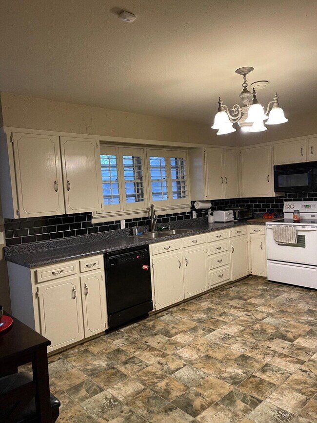 Building Photo - Your Oasis Awaits! Charming 3 Bed, 2 Bath ...