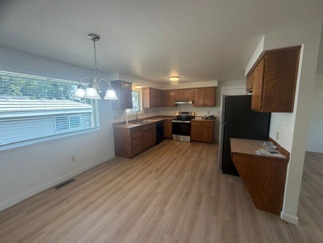 Building Photo - 3bd 2 bth rambler