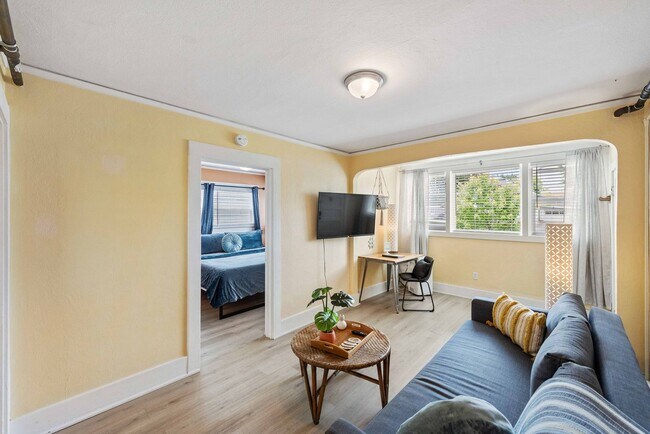 Building Photo - Coos Bay Apartments at Heritage House #3: Pet-Friendly Comfort