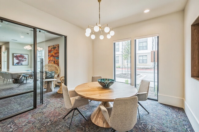 A functional workspace to host meetings - Elina