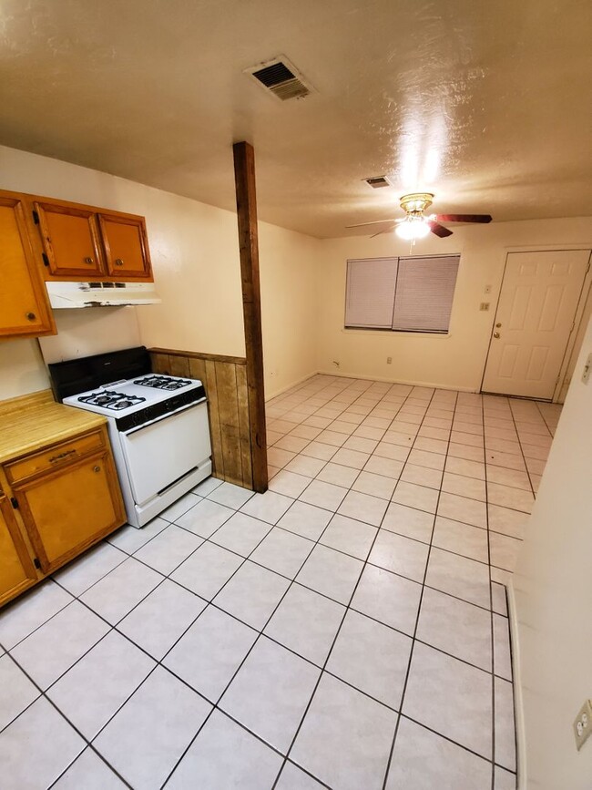 Building Photo - 2 bedroom /1 bath Fourplex in North Bryan!...