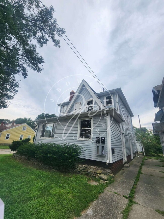 Building Photo - Spacious 2 bed (no living room/spacious be...