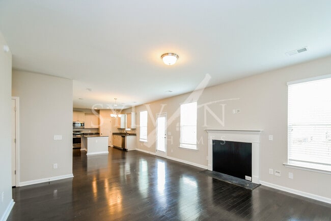 Building Photo - Prepare to fall in love with this 5 bedroo...