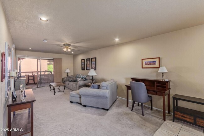 Foto del edificio - 4303 E Cactus Rd