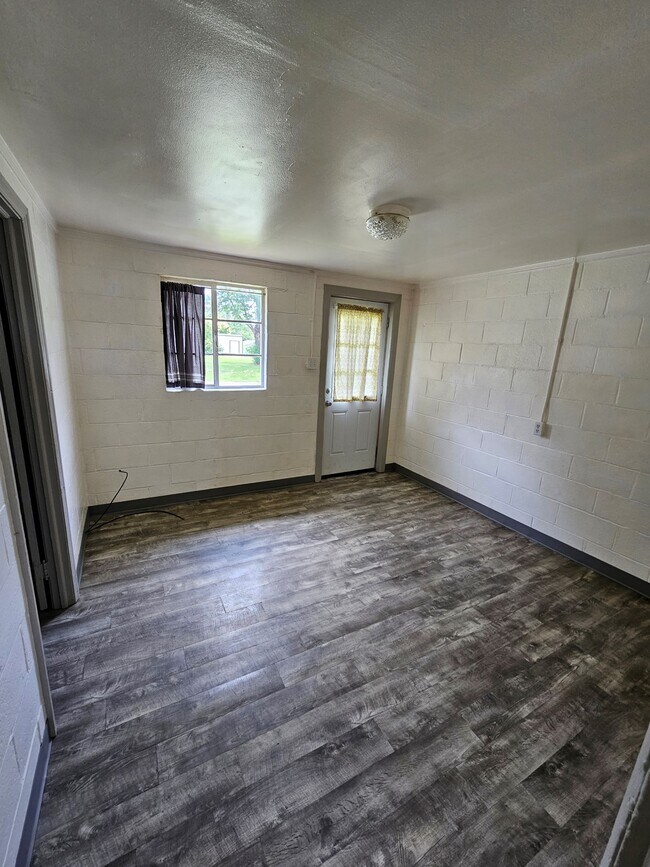 Building Photo - 407 College St