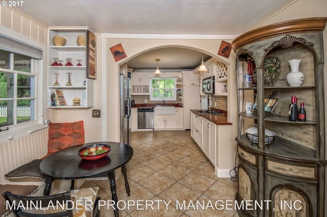 Building Photo - 17014 SW Rivendell Dr