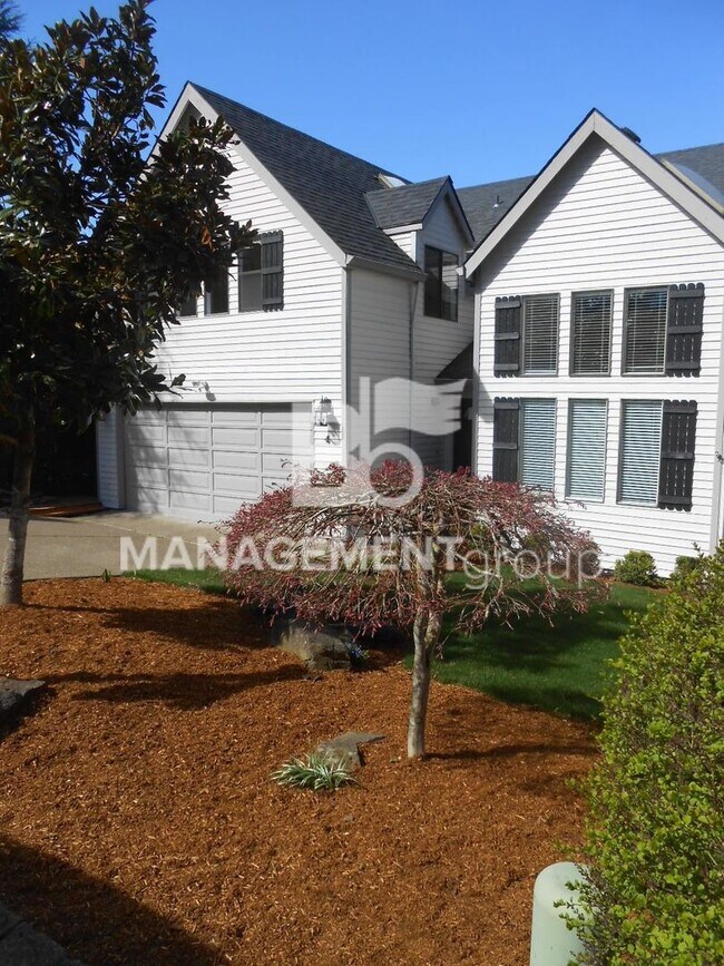 Foto del edificio - Updated Lake Oswego/Mt. Park Home With Tons of Natural Light