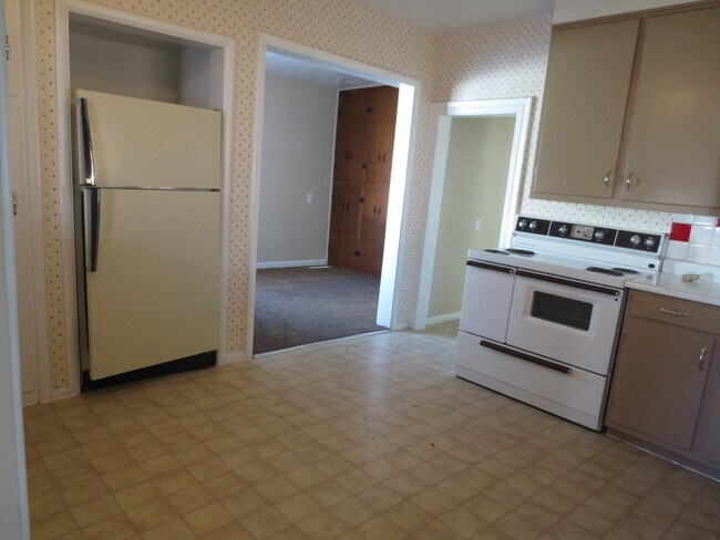 Building Photo - Darling home with detached 1 car garage